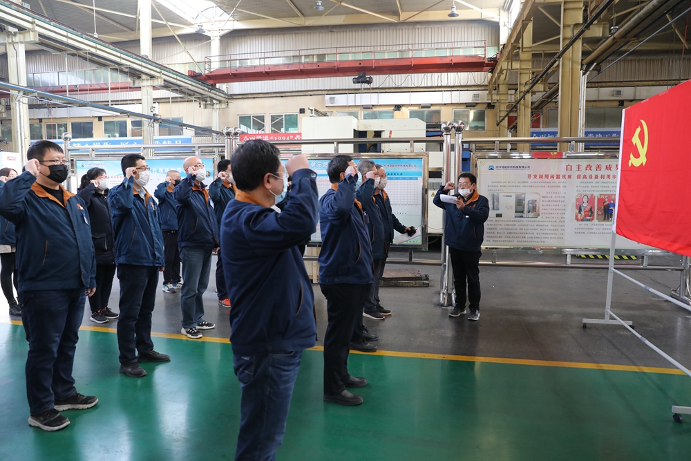 圖3： 2月21日，新成立的口罩機(jī)項(xiàng)目研發(fā)和生產(chǎn)兩個(gè)臨時(shí)黨支部在黨旗下誓師，勇于擔(dān)當(dāng)、不怕困難、全力以赴，堅(jiān)決完成攻堅(jiān)任務(wù)。1.jpg