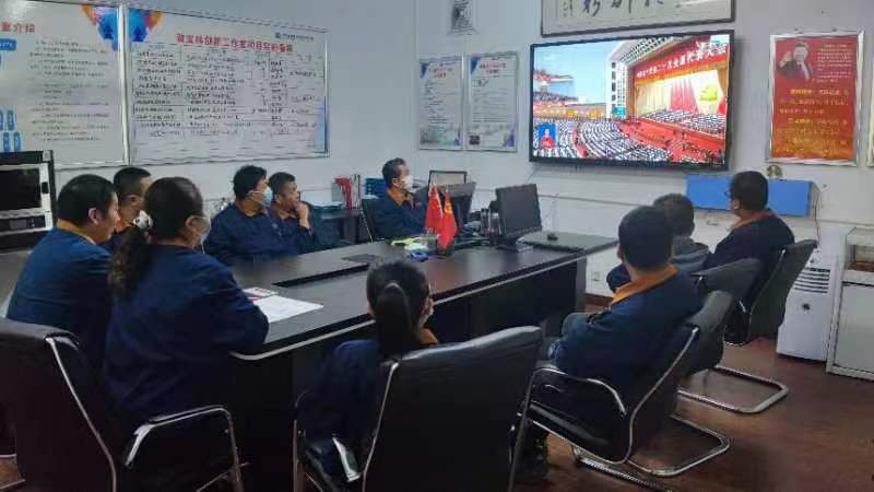 全國五一勞動獎章獲得者、全國紡織大工匠、山西省勞模創(chuàng)新工作室?guī)ь^人裴寶林帶領(lǐng)徒弟們觀看二十大。.jpg