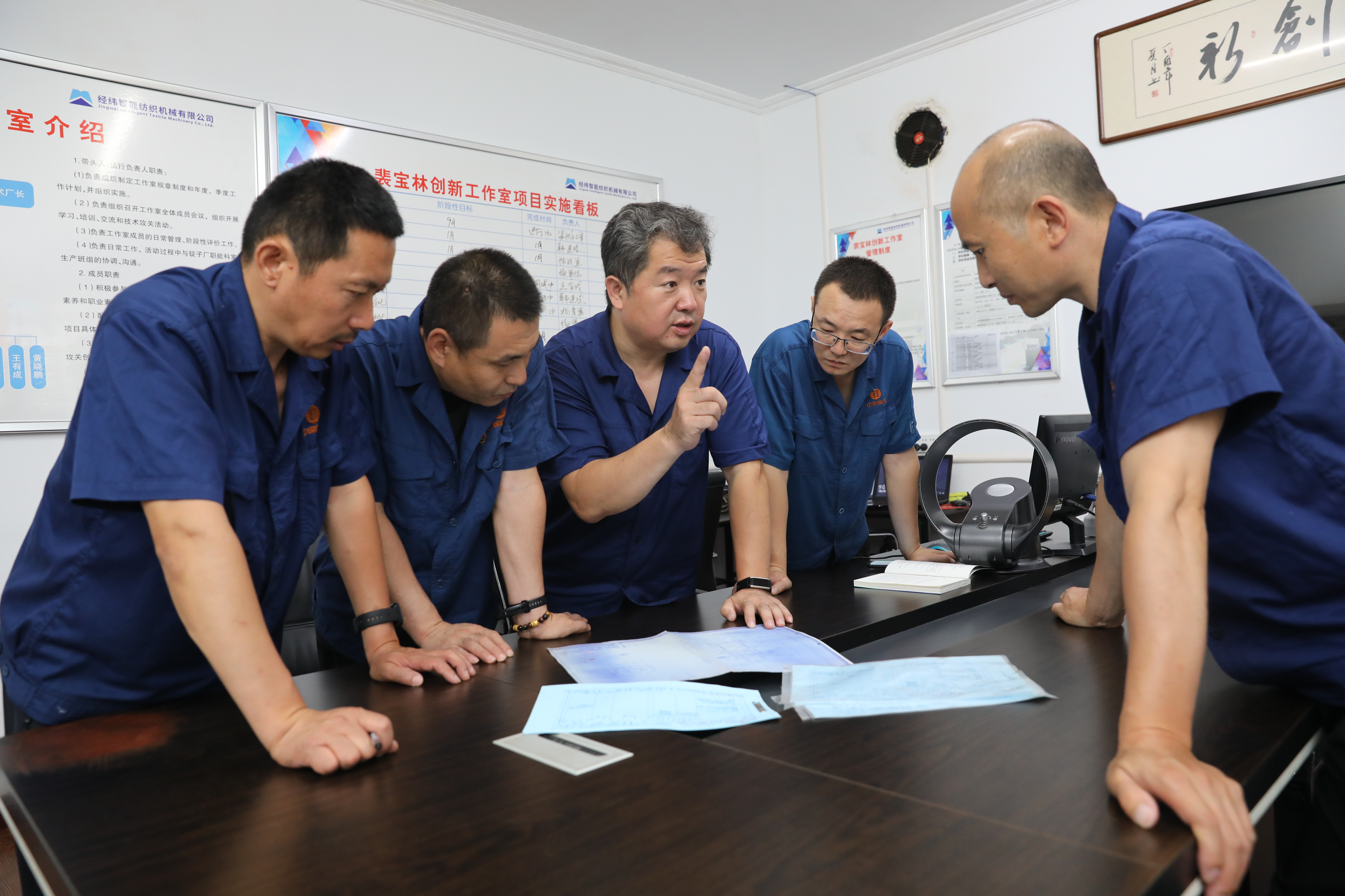 裴寶林職工創(chuàng)新工作室現(xiàn)場解難題.jpg