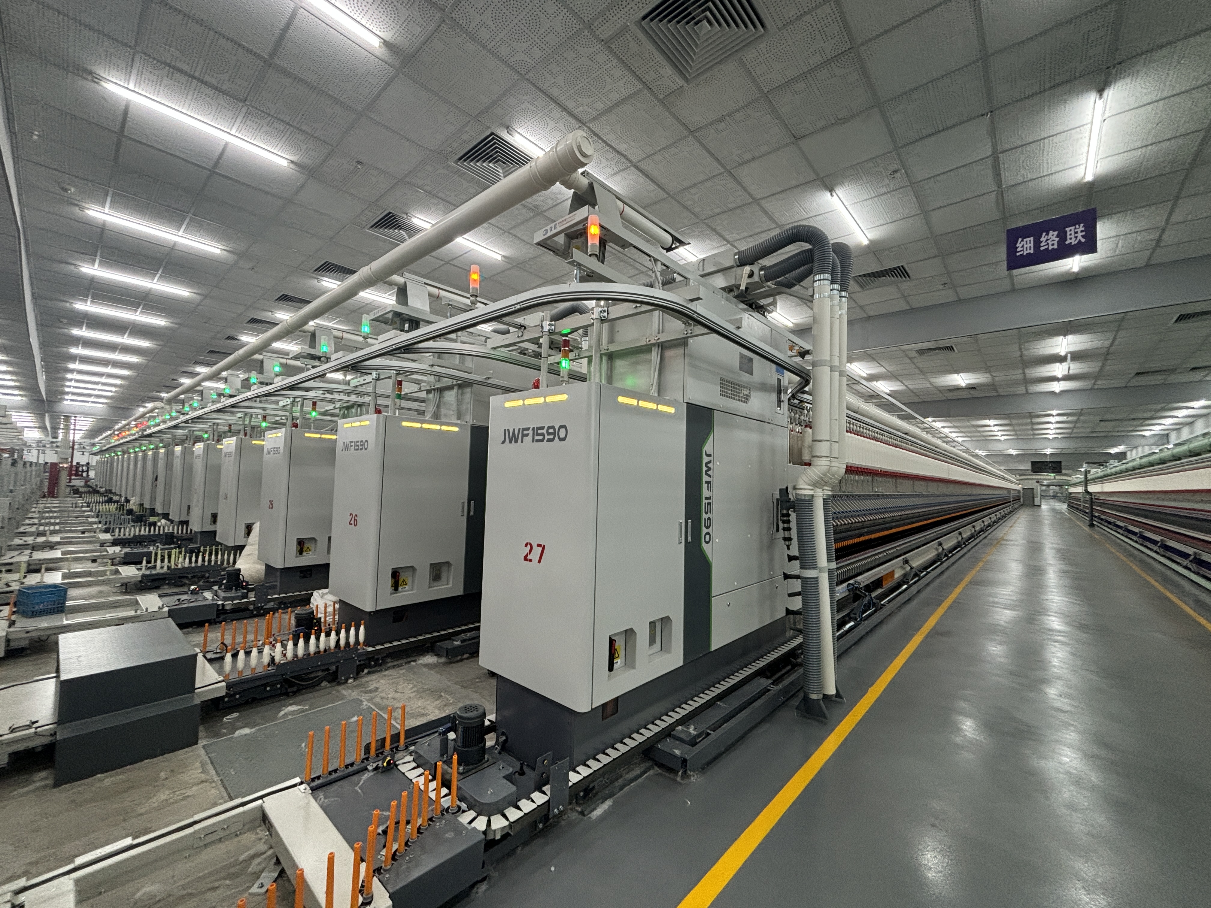 24.2023年，JWF1590型新一代平臺細紗機在江蘇悅達現(xiàn)場運轉(zhuǎn)良好，并批量上市場，技術(shù)持續(xù)引領(lǐng)中國紡機發(fā)展.jpg